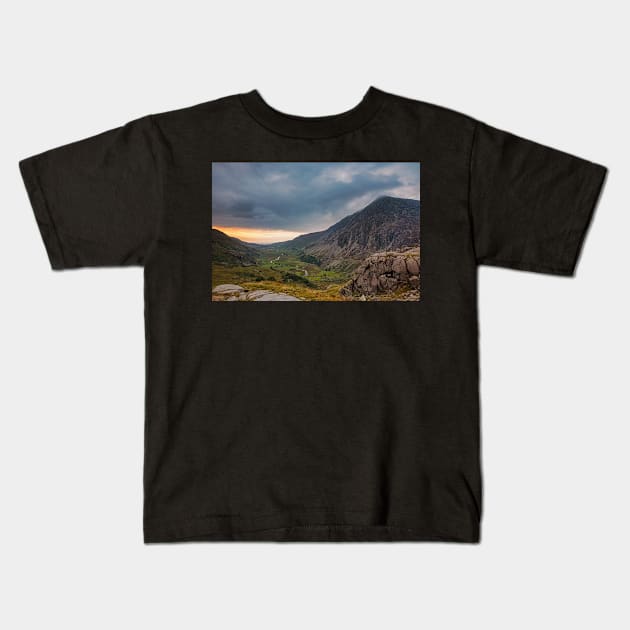 Pen yr Ole Wen and the Ogwen Valley Kids T-Shirt by dasantillo